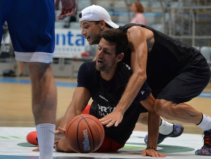 Dimitrov y Djokovic, durante un partidillo de baloncesto en Zadar el pasado día 18. / ZVONKO KUCELIN (AP)