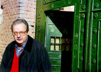 Txiqui Benegas sale de la prisión de Guadalajara tras visitar a Rafael Vera y a José Barrionuevo, en diciembre de 1998.