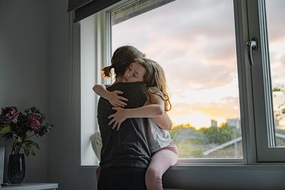 Una mujer y su hija se funden en un abrazo.