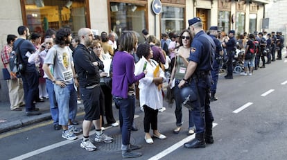 La policía habla con los concentrados para mantener el orden en la calle.