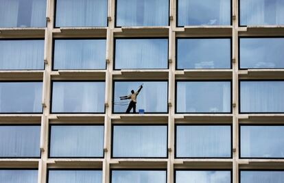 Un trabajador limpia los cristales de un hotel de lujo en Colombo, Sri Lanka, el 6 de septiembre de 2016.