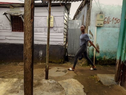 Liberato Segura ha fotografiado las calles de su barrio, en Malabo, para que la gente conozca cómo es.