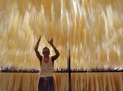 Zona de secado de vermicelli en una fábrica de la ciudad india de Allahabad. Vermicelli es una variedad de pasta más fina que los espaguetis, muy habitual en la alimentación de los musulmanes durante el mes del Ramadán.