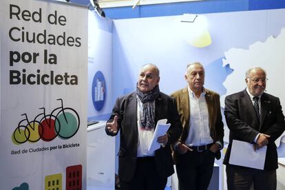 Carlos Daniel Casares, secretario General de la FEMP; Antoni Poveda, presidente de la Red de Ciudades por la Bicicleta, y Pere Navarro, director general de la DGT, este martes durante la presentación del Barómetro de la Bicicleta.