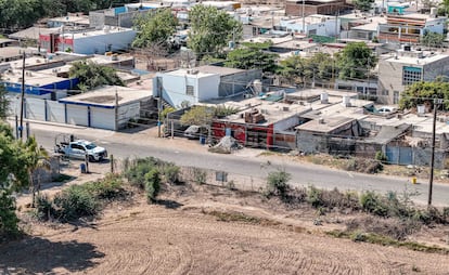 Aspecto de la vivienda en Navolato, Sinaloa donde se escondía el presunto jefe de seguridad de una facción del Cártel de Sinaloa.