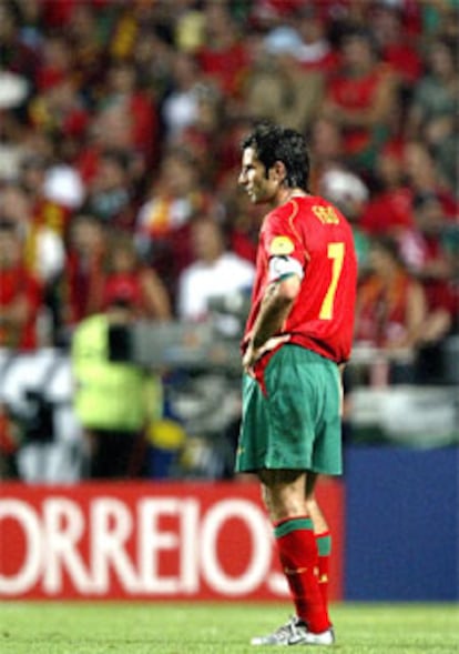 El capitán de Portugal, Luis Figo, se quedó mudo tras el gol griego. A la conclusión del encuentro, el jugador portugués se sintió satisfecho por el torneo realizado por la selección lusa. Figo evitó definir su futuro en la selección. "No creo que este sea el momento adecuado. Por ahora quiero digerir las emociones vividas durante el torneo y esta noche y pasar a otra cosa", resumió triste Figo.