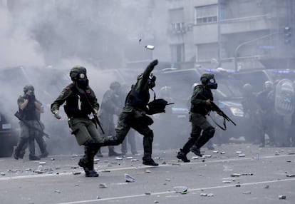 Policiais e manifestantes face a face diante do Congresso argentino