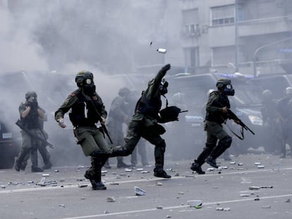 Policiais e manifestantes face a face diante do Congresso argentino