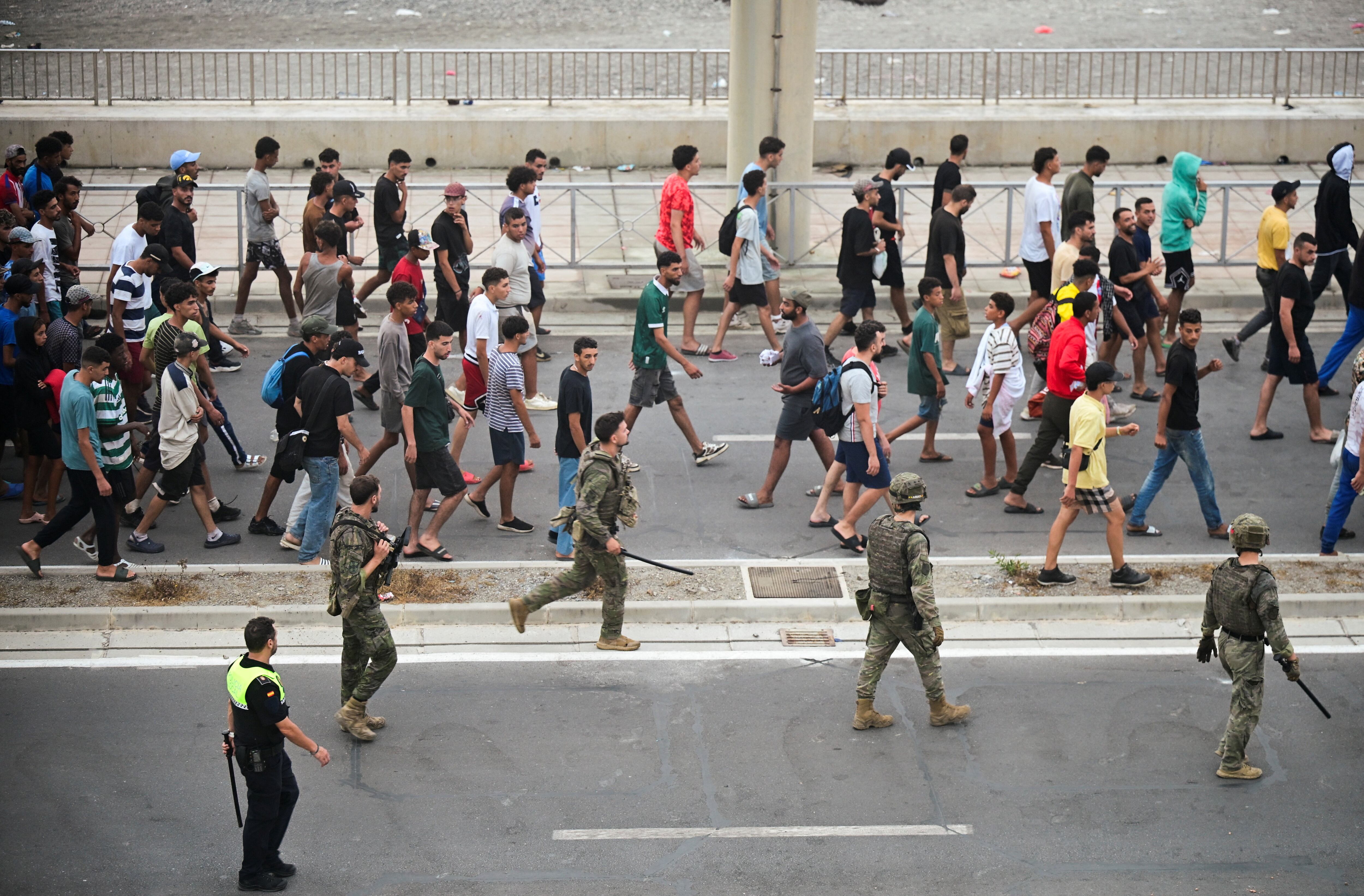 Última hora de la entrada de inmigrantes a Ceuta, en directo | Empieza la instalación de las barreras de contención en el espigón del Tarajal tras una noche de normalidad
