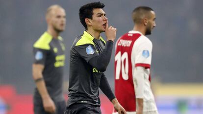 Lozano durante el derbi contra el Ajax.