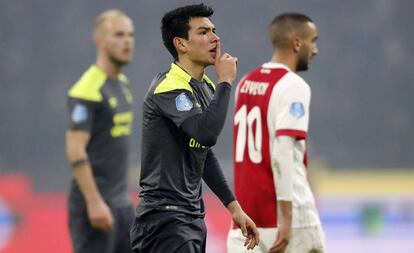 Lozano durante el derbi contra el Ajax.