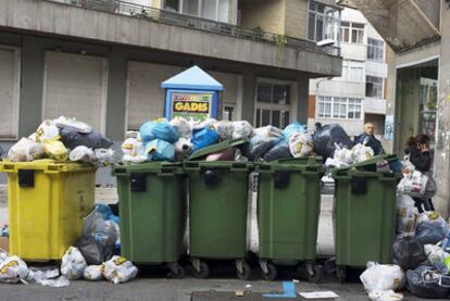 Contenedores atestados de basura en una calle de Ourense, tras la tercera jornada de huelga.