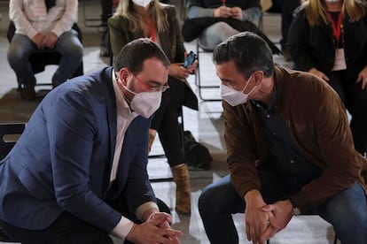 Adrián Barbón y Pedro Sánchez, durante un acto del PSOE en Asturias.