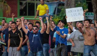 Manifestantes protestan contra la llegada del expresidente de Brasil, Luiz Inacio Lula da Silva, en el estado de Paraná este lunes.