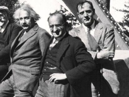  De izquierda a derecha, Ferdinand Ellerman, Albert Einstein, Walther Mayer y Edwin Hubble en el observatorio astronómico Mount Wilson.