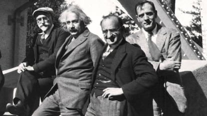 De izquierda a derecha, Ferdinand Ellerman, Albert Einstein, Walther Mayer y Edwin Hubble en el observatorio astronómico Mount Wilson.
