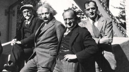  De izquierda a derecha, Ferdinand Ellerman, Albert Einstein, Walther Mayer y Edwin Hubble en el observatorio astronómico Mount Wilson.