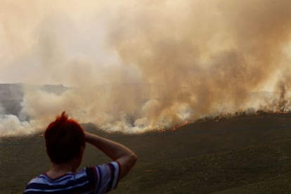 Un vecino observa el avance del fuego del incendio de A Mezquita (Ourense).