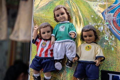 Algunos son vestidos con ropa de equipos de fútbol mexicano.