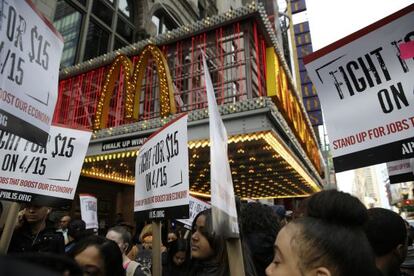 Trabajadores de McDonald&#039;s reclaman sueldos m&aacute;s altos frente a un restaurante de la cadena en Nueva York.