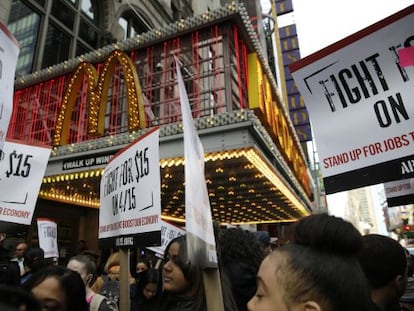 Trabalhadores do McDonald’s reclamam salários mais altos diante de um restaurante da rede em Nova York.
