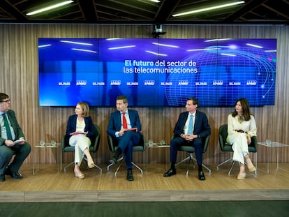 Desde la izquierda, Ricardo de Querol (EL PAÍS), Elena Otero (Vodafone España), Javier Arenzana (KPMG España), Juan Montero (Telefónica), Luz Usamentiaga (Orange España).