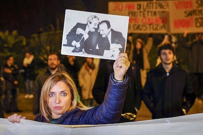 Una mujer muestra una foto de los jueces Giovanni Falcone y Paolo Borselino, asesinados por la Mafia, durante una manifestación contra el crimen organizado en Palermo (Sicilia).