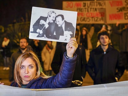 Una mujer muestra una foto de los jueces Giovanni Falcone y Paolo Borselino, asesinados por la Mafia, durante una manifestación contra el crimen organizado en Palermo (Sicilia).