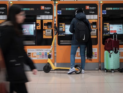 Un patinete en el transporte publico de Barcelona.