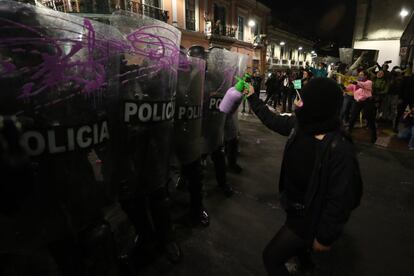 Varias mujeres se encaran con los policas durante una movilizacin con motivo del Da Internacional de la Mujer, el martes en Quito (Ecuador).