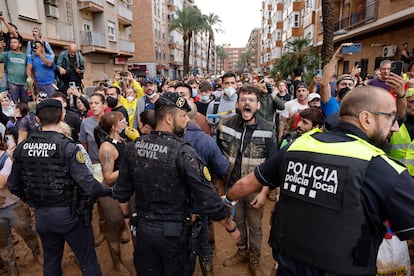 Vecinos indignados gritan insultos durante la visita de la comitiva de los Reyes a Paiporta, este domingo.