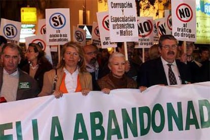 Ángeles Muñoz (PP), segunda por la izquierda, y Antonio Romero (IU), a la derecha, en la manifestación de ayer en Marbella.