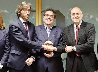 De izquierda a derecha, Oyarzábal (PP), Eguiguren (PSE) y Ares (PSE), tras su reunión de ayer.