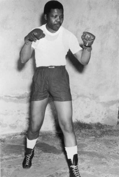 Nelson Mandela era un entusiasta del boxeo. Esta instantánea de alrededor de 1950 lo demuestra.