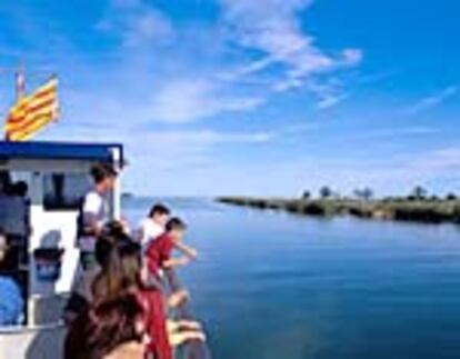 Uno de los atractivos turísticos del Delta del Ebro son los pequeños cruceros por la desembocadura del río.