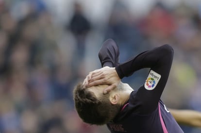 Gerard Piqué se coloca las manos en la cabeza.