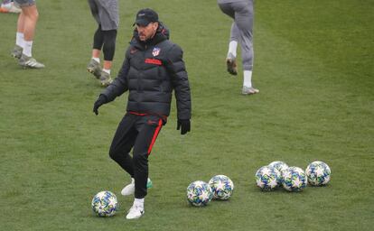 El entrenador del Atlético de Madrid, Diego Simeone, observa un entrenamiento en Madrid