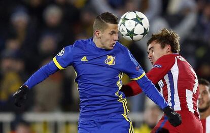 El jugador del Atlético de Madrid Antoine Griezmann (d) disputa el balón con Igor Kireev (i) del FK Rostov.