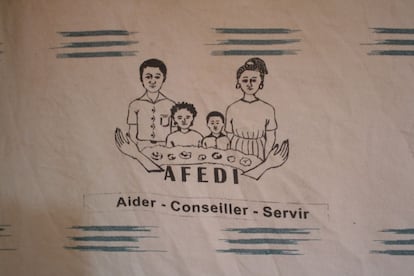 Afedi decidió estampar en el año 2011 el logotipo de la asociación en la tela tradicional de algodón de Burkina Faso para celebrar el día de la mujer, el 8 de marzo.