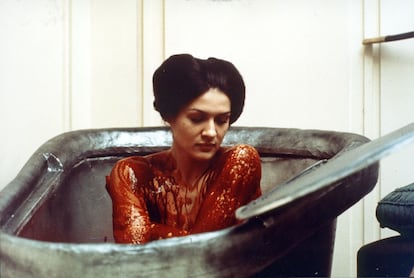 Paloma Picasso en otra escena de 'Cuentos inmorales'.