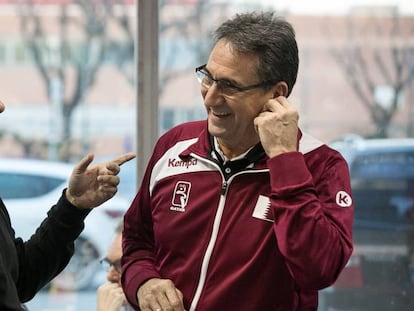 Xavi Pascual y Valero Rivera charlan antes del partido amistoso entre las selecciones de Rumania y Qatar en Sant Joan Desp&iacute;. 