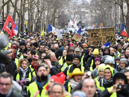 Os ‘coletes amarelos’ protestam pelas ruas de Paris em 26 de janeiro.