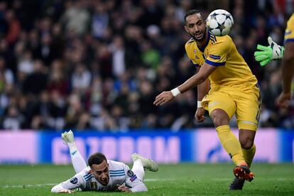 El defensa marroquí de la Juventus, Mehdi Benatia, se mostró molesto por el penalti que le señalaron y que significó la eliminación de su equipo en los cuartos de final de la Liga de Campeones ante el Real Madrid y apuntó que no se podía señalar la pena máxima "en ese tipo de acción" donde hizo "todo lo posible para no tocar" a Lucas Vázquez.