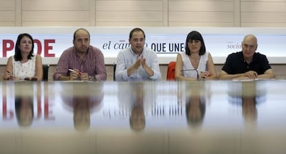 César Luena (centro), durante la primera reunión del comité electoral.