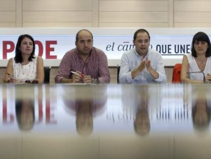 C&eacute;sar Luena (centro), durante la primera reuni&oacute;n del comit&eacute; electoral.