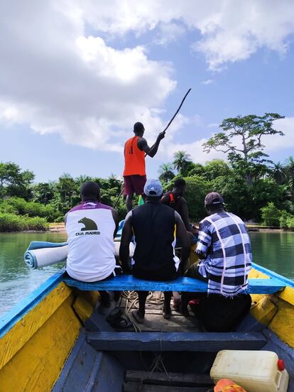 Varios hombres viajan por trabajo en una canoa pintada de azul y amarillo, colores que también decoran los taxis y minibuses de Bissau, la capital del país. En Guinea Bissau existe una fuerte división sexual del trabajo: las mujeres dedican un 80% de su tiempo a las tareas domésticas según el Examen Periódico Universal (EPU) elaborado por el Consejo de Derechos Humanos de la ONU en 2015.