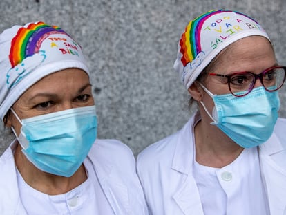 Healthcare workers in the IFEMA field hospital in Madrid, April 30, 2020. Tomorrow it will be officially closed.
