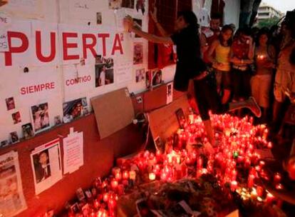 Aficionados del Sevilla colocan flores y velas encendidas anoche en el estadio Sánchez Pizjuán.