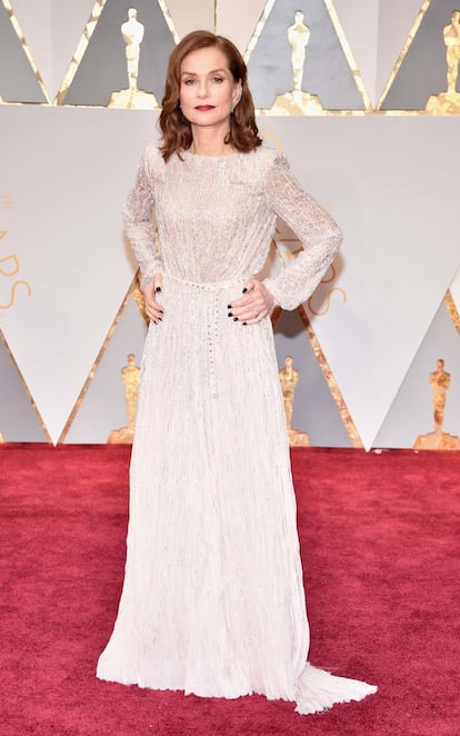 Isabelle Huppert, nominada a mejor actriz protagonista por su papel en Elle, excelsa y elegante con un diseño rosa cla de Armani Privé.