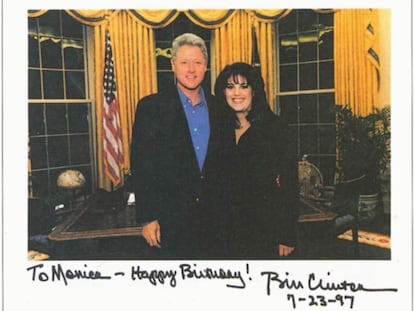 Foto de felicitación de cumpleaños firmada por el presidente a Monica Lewinsky. Se la entregó en julio pero la foto se tomó el 28 de febrero de 1997.